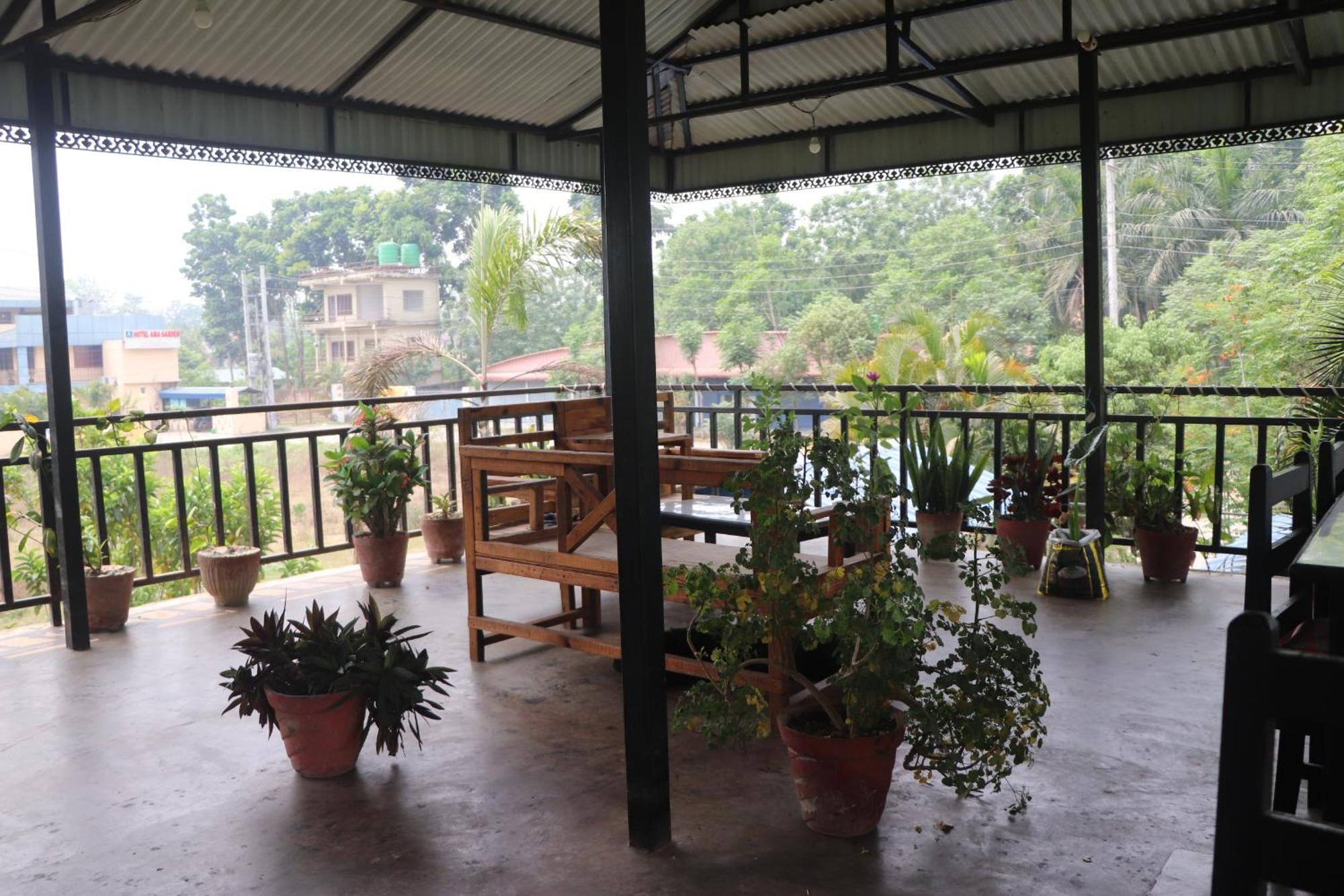 Hotel Flycatcher Chitwan- A Jungle Safari Home Sauraha Exterior photo